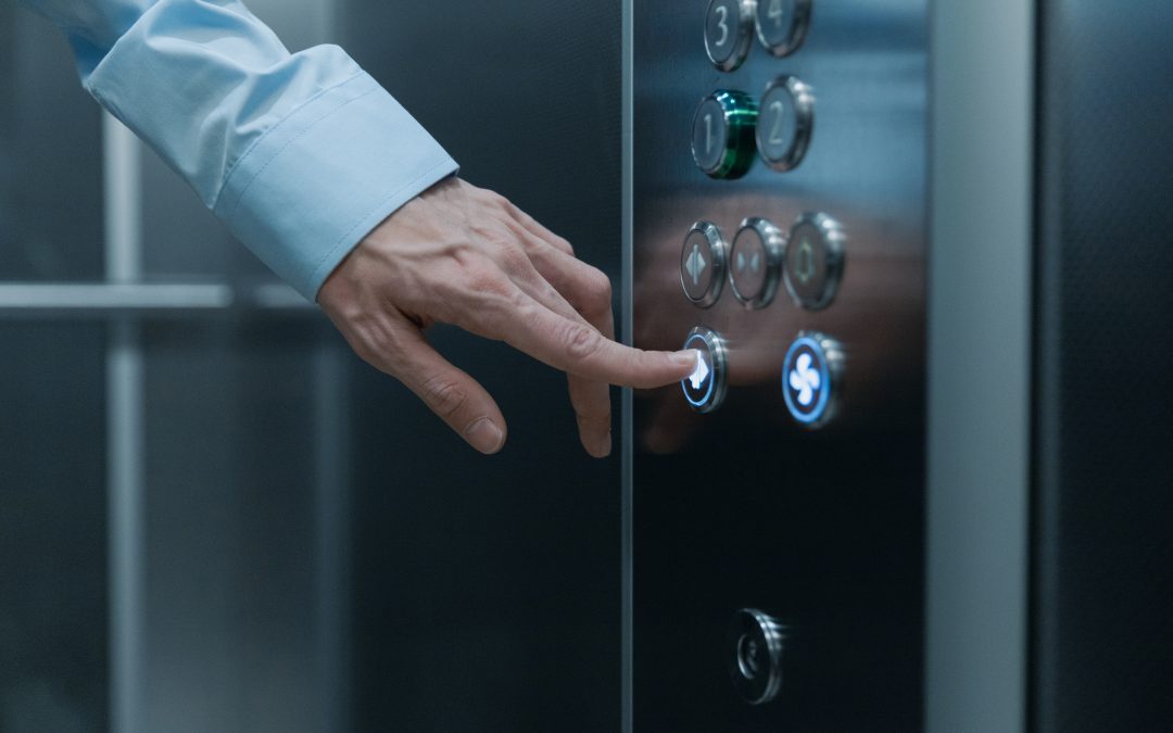 Πώς μπορείτε να αντιδράσετε σε περίπτωση εγκλωβισμού σε ανελκυστήρα;